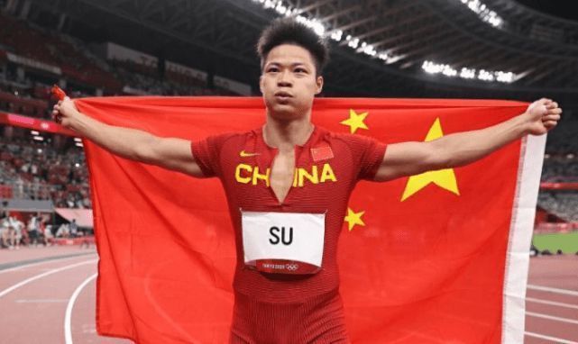 第44分钟，埃利奥特右路传中，加克波抢点头球稍稍顶偏。